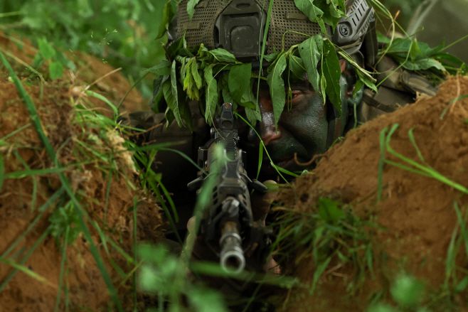 폴란드 군사 훈련 자원자가 6월 24일(현지시간) 폴란드 브라니에보 훈련장에서 소총을 겨누고 있다./로이터·연합