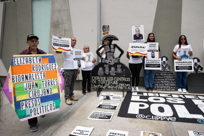 베네수엘라 비정부기구(NGO) 정치범 석방 위원회가 15일(현지시간) 베네수엘라 카라카스의 스페인 대사관 앞에서 스페인에이 '외교적 채널'을 통해 베네수엘라 정치범 석방을 촉구하는 '영향력과 리더십'을 발휘해 줄 것을 요청하는 시위를 벌이고 있다./EPA·연합