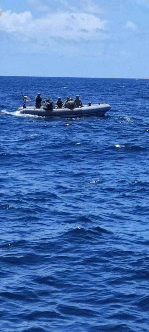 베네수엘라 정부가 13일(현지시간) 미국 군함이 전날 카리브해 해역에서 베네수엘라 어선 '카르멘 로사'호를 억류했다고 주장하면서 공개한 미국 선적 추정 보트./로이터·연합