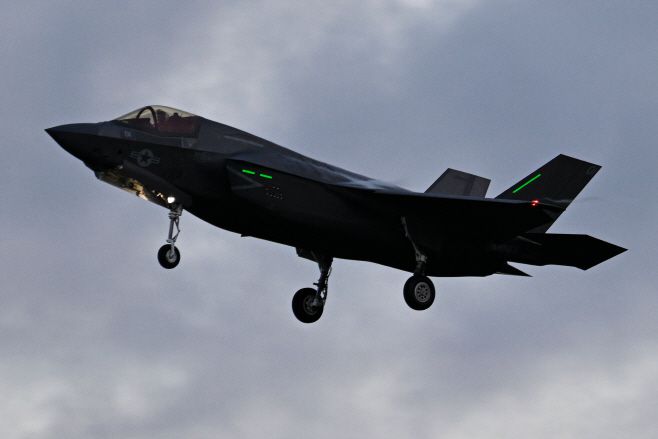 미국 해병대 소속 록히드마틴 F-35B 전투기가 13일(현지시간) 푸에르토리코 세이바에 위치한 호세 아폰테 데 라 토레 공항(옛 루즈벨트 로즈 해군기지)에서 착륙을 준비하고 있다./AFP·연합