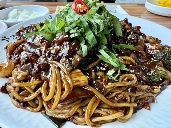 '낭만짜장'의 쟁반자장면. / 이장원 기자