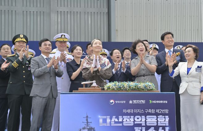 다산정약용함 진수식에서 안규백 국방부장관의 부인 심혜정 여사가 다산정약용함에 연결된 진수줄을 절단한 후 내빈들이 함 진수를 축하하고 있다. /해군·방사청 제공
