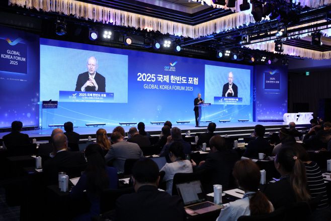 18일 서울 종로구 포시즌스호텔에서 '한반도와 동북아의 평화 공존으로의 전환'을 주제로 열린 2025 국제한반도포럼(GKF)에서 마이클 샌델 하버드대 교수가 기조강연을 하고 있다. /통일부 제공