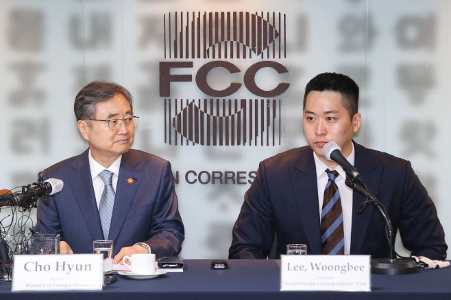 조현 외교부 장관이 19일 서울 중구 프레스센터에서 열린 서울외신기자클럽(SFCC) 간담회에 참석하고 있다. 오른쪽은 서울외신기자클럽 회장인 이웅비 BBC코리아 편집장. /연합