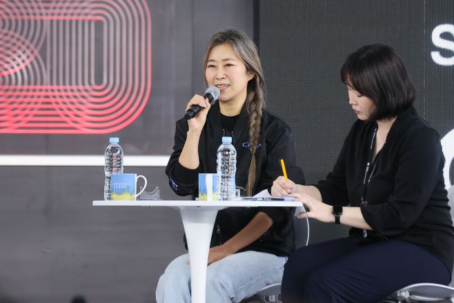 매기 강 감독이 부산국제영화제에서 한국 팬들과 만났다/연합뉴스