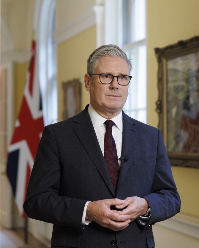 키어 스타머 영국 총리가 19일(현지시간) 영상 메시지를 녹화하는 모습으로 영국 런던의 총리 관저(다우닝가 10번지)가 21일 배포한 사진./EPA·연합