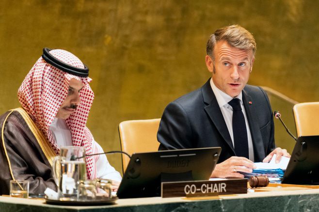 에마뉘엘 마크롱 프랑스 대통령(오른쪽)과 파이살 빈 파르한 알사우드 사우디아라비아 외무장관이 22일(현지시간) 미국 뉴욕 유엔 본부에서 '팔레스타인 문제의 평화적 해결 및 두 국가 해결책 이행에 관한 고위급 국제회의'를 공동 주재하고 있다./EPA·연합