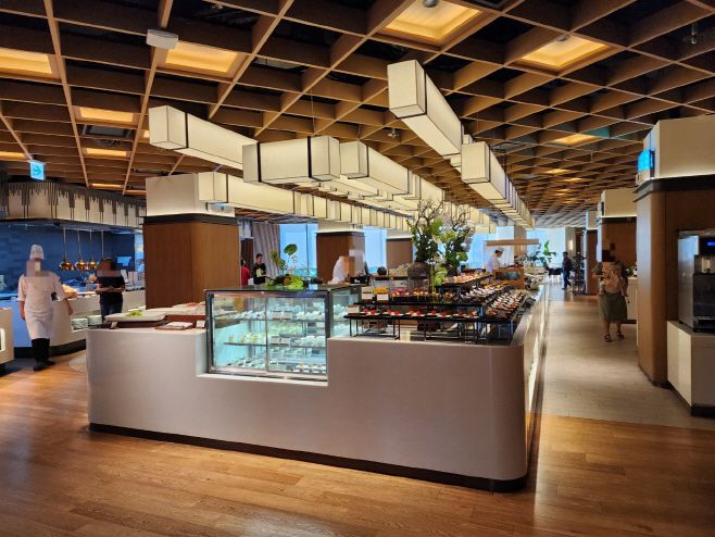 일반 고객도 이용 가능한 뷔페인 우디플레이트 내부 모습. 안토에서 가장 인기있는 레스토랑이다. 인근 지역 주민들은 10% 할인도 가능하다. / 차세영 기자