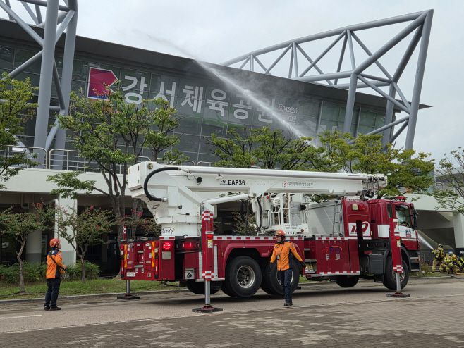24일 부산 강서체육공원 실내체육관 레디코리아(READY Korea) 훈련에서 소방차가 투입해 불을 끄고 있다./설소영 기자