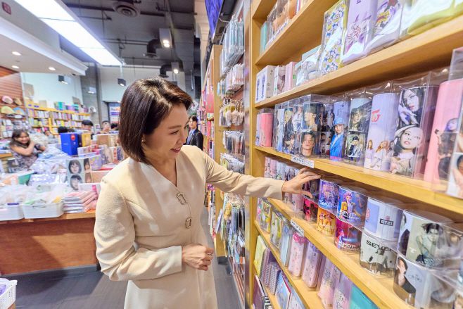 이재명 대통령과 함께 미국 뉴욕을 방문한 김혜경 여사가 23일(현지시간) 코리아타운의 한 서점을 방문해 케이팝 데몬헌터스 관련 상품을 살펴보고 있다./연합뉴스
