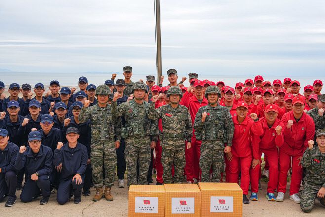 주일석 해병대사령관이 4일 서해 NLL 최전방 우도경비대를 찾아 장병들에게 격려품을 전달하고, 기념촬영하고 있다.   /해병대