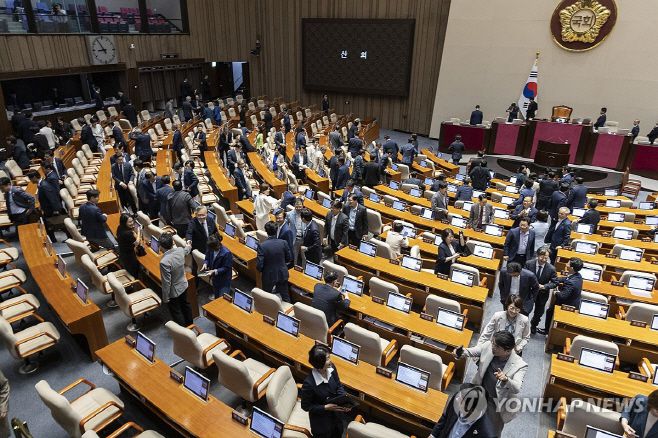 더불어민주당을 중심으로 한 의원들이 지난달 필리버스터를 거쳐 5개 법안 처리를 끝낸 뒤 본회의장을 떠나고 있다. /연합
