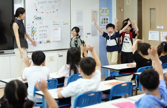 8월 20일 오전 경기 수원시 매산초등학교 3학년 1반 교실에서 개학을 맞은 아이들이 친구들을 향해 손을 흔들고 있다. /연합뉴스