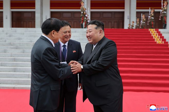 북한 노동당 창건 80주년 경축 행사 참석차 평양을 찾은 통룬 시술릿 라오스 국가주석(왼쪽)의 환영의식이 지난 7일 진행됐다고 조선중앙통신이 8일 보도했다. /연합