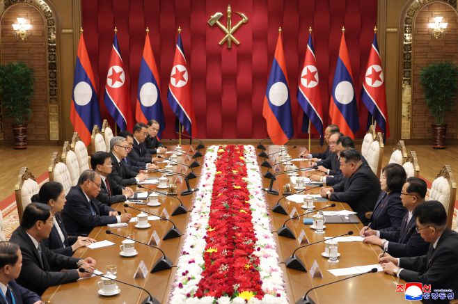 김정은 북한 국무위원장이 노동당 창건 80주년 경축 행사 참석차 방북한 통룬 시술릿 라오스 국가주석과 지난 7일 회담했다고 조선중앙통신이 8일 보도했다. /연합