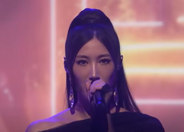 넷플릭스 애니메이션 '케이팝 데몬 헌터스'의 주제가 '골든' 작사·작곡과 가창에 참여한 가수 겸 작곡가 이재가 tvN '유 퀴즈 온 더 블럭'에 출연한다. 사진은 이재가 오드리 누나·레이 아미와 함께 미국 NBC 인기 토크쇼 '더 투나잇 쇼 스타링 지미 팰런'에 나와 '골든'을 열창하는 모습./'더 투나잇 쇼 스타링 지미 팰런' 화면 캡쳐