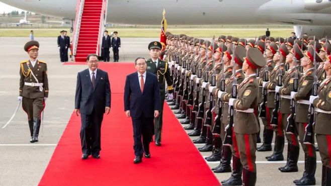 9일 정오(한국 시간) 2박3일 일정으로 평양에 도착한 리창 중국 총리. 김정운 북한 국무위원장과 만남을 가질 것이 확실하다./신화통신.