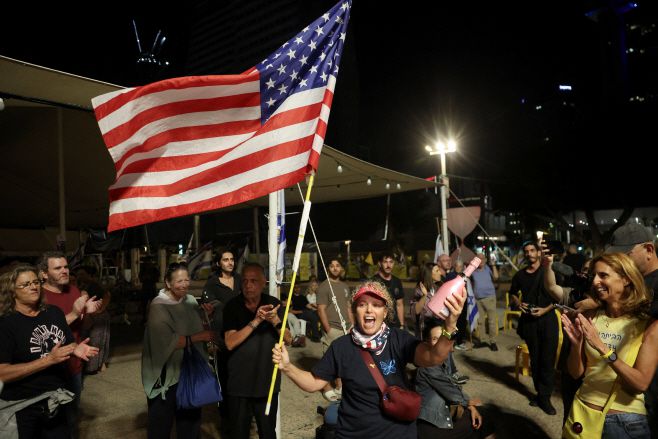 이스라엘 시민들이 9일(현지시간) 이스라엘 텔아비브의 '인질 광장'에서 이스라엘과 하마스가 가자지구 휴전 1단계에 합의했다는 도널드 트럼프 미국 대통령의 발표를 환영하고 있다./로이터·연합