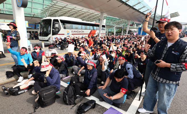 지난 2일 인천국제공항 제1여객터미널에서 열린 민주노총 공공운수노조 인천공항지역지부 전면파업 2일차 총파업 결의대회에서 참석자들이 구호를 외치고 있다./연합