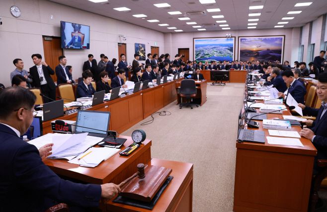 13일 서울 여의도 국회에서 열린 국토교통부 등에 대한 국토교통위원회 국정감사에서 맹성규 국토교통위원장이 국정감사 개시를 선언하며 의사봉을 두드리고 있다. /연합