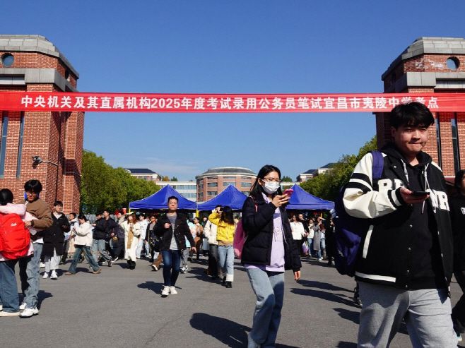 지난해 궈카오가 치러진 후베이(湖北)성 이창(宜昌)의 한 중학교 전경. 수험생들이 시험을 마치고 정문을 나서고 있다. 이들 중 합격하는 행운을 누리는 수험생은 극히 일부분에 불과했을 것으로 보인다./신징바오.