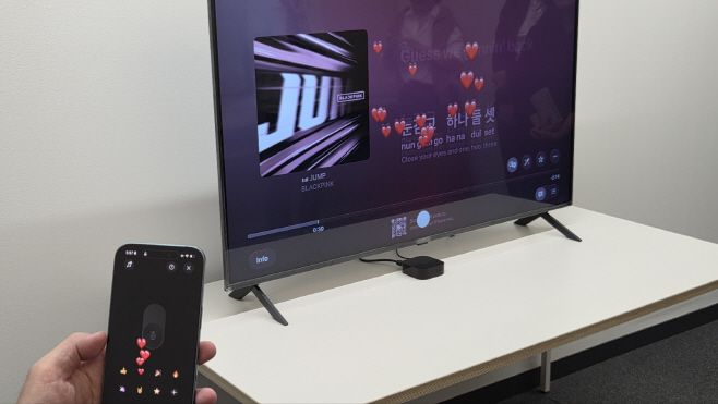 '씽' 기능을 활용해 블랙핑크의 '뛰어'를 부르는 모습. 음원의 보컬 조절이 가능하며 이모티콘을 활용해 응원도 할 수 있다./김영진 기자