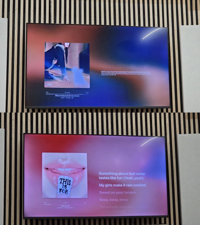 '오토믹스' 기능을 활용해 아일릿의 '빌려온 고양이'에서 트와이스의 '디스 이즈 포'로 자연스럽게 넘어가는 모습./김영진 기자