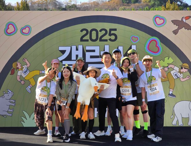 '갤럭시 워치런 @사파리' 참가자들이 임성택 삼성전자 한국총괄 부사장과 기념 촬영을 하는 모습./삼성전자