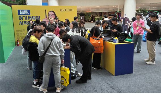 웹툰 스테이지 코너에서 아이들이 웹툰 그리기를 체험하고 있다./이태경 인턴 기자