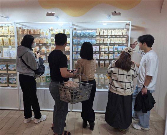 서울 잠실 롯데월드몰에서 열린 웹툰 페스티벌 '마루는 강쥐' 팝업스토어에서 사람들이 제품을 구매하고 있다./이태경 인턴 기자