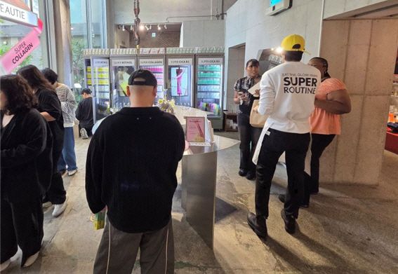 방문객들이 서울 성수동 '아모레 성수'에서 바이탈뷰티의 슈퍼루틴을 경험하며 설명을 듣고 있다./이태경 인턴 기자