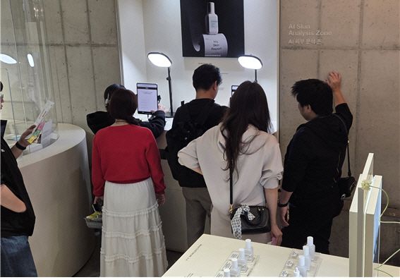 방문객들이 서울 성수동 '아모레 성수'에서 AI 피부 분석 존을 체험하기 위해 대기하고 있다./이태경 인턴 기자