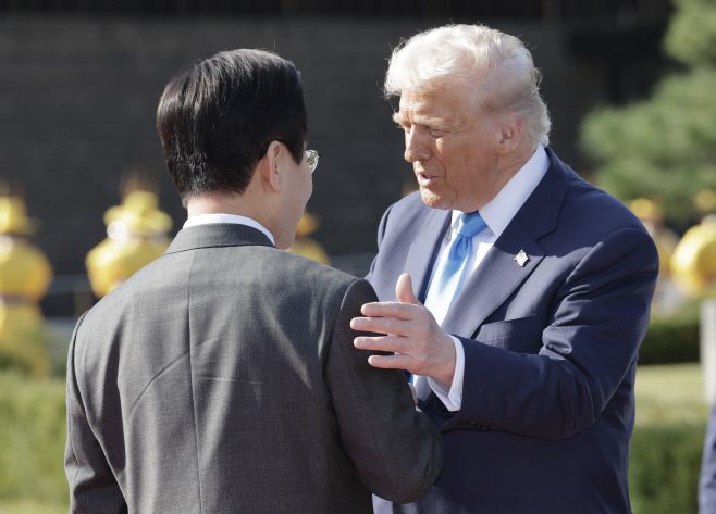 이재명 대통령이 29일 한미 정상회담이 열리는 경북 경주박물관에 도착한 도널드 트럼프 미국 대통령을 맞이하고 있다./연합뉴스