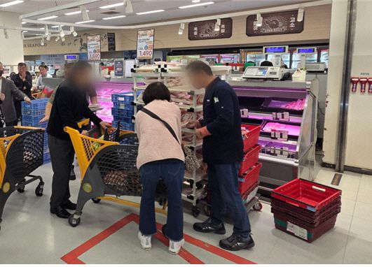 30일 이마트 자양점 국내산 삼겹살, 목심코너에서 고객이 제품을 구매하고 있다./이태경 인턴 기자