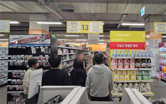 홈플러스 잠실점에서 고객들이 행사 제품을 고르고 있다./이태경 인턴 기자