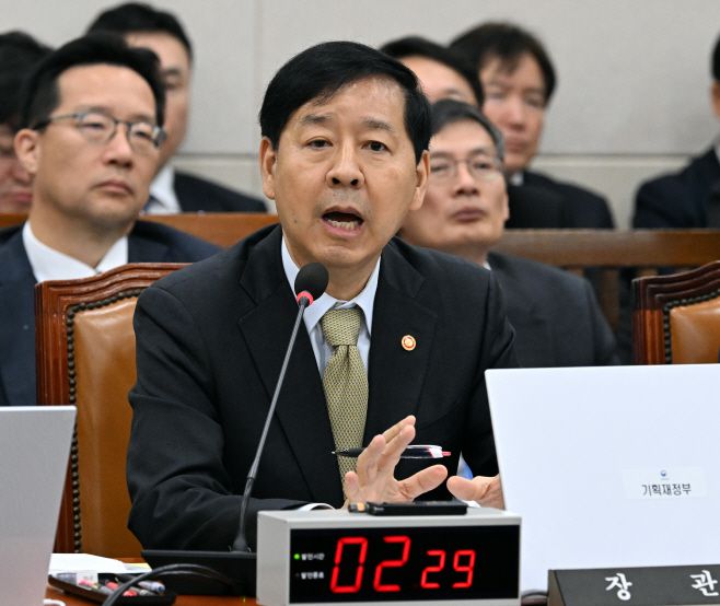 구윤철 부총리 겸 기획재정부 장관이 30일 국회 기획재정위원회 종합 국정감사에서 의원 질의에 답하고 있다. / 송의주 기자