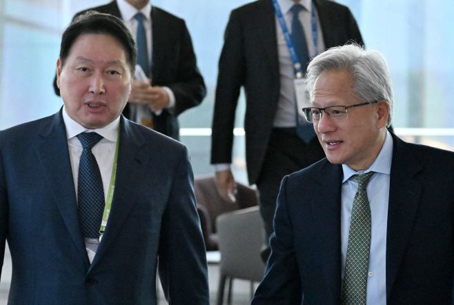 젠슨 황 엔비디아 CEO가 31일 경북 경주 예술의전당에서 열린 아시아태평양경제협력체(APEC) 최고경영자(CEO) 서밋에 참석해 최태원 대한상의 회장과 만나 환담을 하고 있다./연합