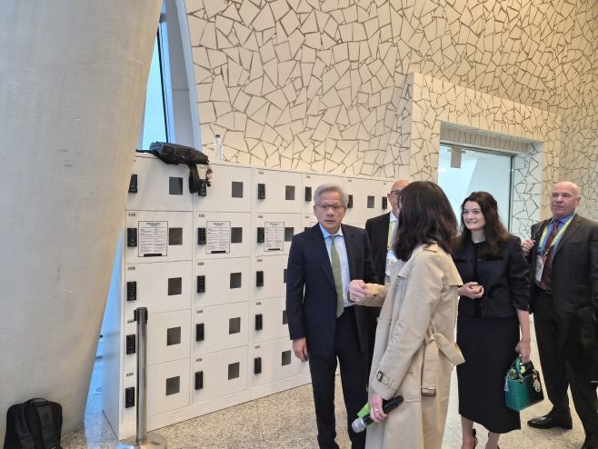 31일 경주 APEC CEO서밋이 열리는 경주 예술의전당 원화홀에서 젠슨황 엔비디아 CEO가 기자들의 질문에 답하고 있다./이지선 기자