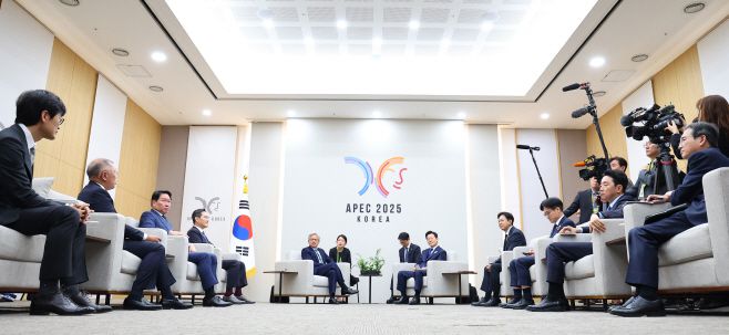 이재명 대통령이 31일 APEC 정상회의장인 경주화백컨벤션센터에서 젠슨 황 엔비디아 최고경영자를 접견하고 있다. 왼쪽부터 시계방향으로 이해진 네이버 이사회 의장, 정의선 현대차그룹 회장, 최태원 SK그룹 회장, 이재용 삼성전자 회장, 젠슨 황, 이 대통령, 배경훈 과학기술정보통신부 장관, 김정관 산업통상부 장관, 강훈식 대통령비서실장, 김용범 정책실장. /연합뉴스