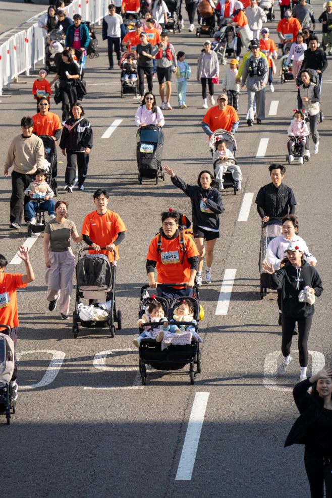 '2025 서울 유아차 런' 참여 가족들이 광화문광장을 출발해 여의도공원으로 달리고 있다./서울시