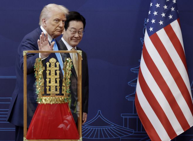 이재명 대통령과 도널드 트럼프 미국 대통령이 29일 경북 경주박물관에서 국빈 방문 선물인 천마총 금관 모형 앞을 함께 지나고 있다. /연합뉴스