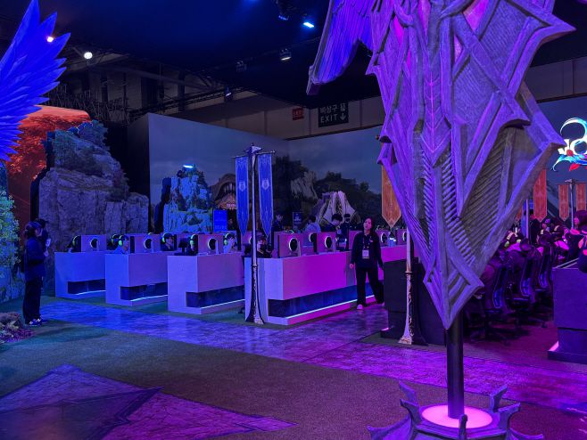 엔씨소프트 시연대에서 관람객들이 시연하고 있다./제공=김윤희 기자