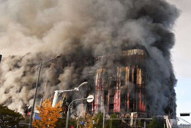 15일 오전 충남 천안시 동남구 풍세면 이랜드패션 물류센터에서 불이 나 검은 연기가 치솟고 있다./연합뉴스