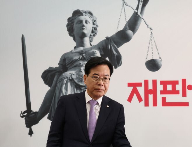 송언석 국민의힘 원내대표가 20일 서울 여의도 국회에서 열린 최고위원회의에 참석하고 있다. /연합