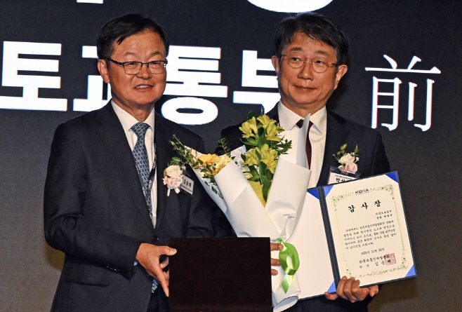 김승배 한국부동산개발협회 회장(왼쪽)이 20일 서울 강남구 그랜드 인터컨티넨탈 서울 파르나스에서 열린 한국부동산개발협회 창립 20주년 행사에서 박상우 전 국토교통부 장관에게 특별공로상을 수여하고 있다./아시아투데이 송의주 기자