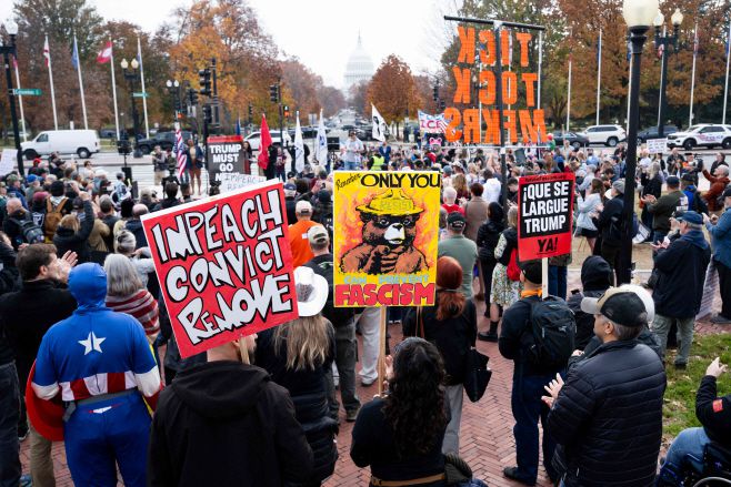 미국 시민들이 21일(현지시간) 미국 워싱턴 D.C.의 연방의회 의사당 인근 중앙역인 유니언 스테이션에서 도널드 트럼프 대통령에 대한 '정권 퇴진' 시위를 벌이고 있다./AFP·연합
