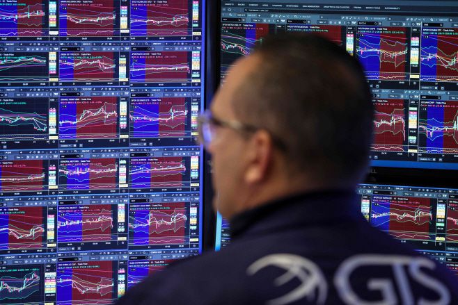 21일(현지시간) 찍은 미국 뉴욕증권거래소(NYE) 내부 모니터 모습./AFP·연합