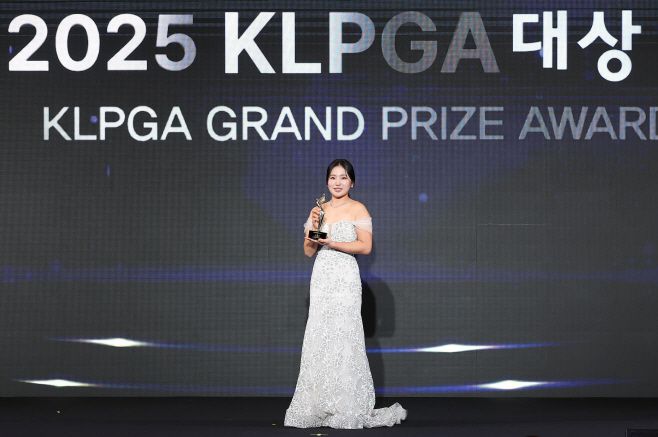 28일 서울 강남구 그랜드 인터컨티넨탈 파르나스 호텔에서 열린 'KLPGA 대상 시상식에서 대상을 수상한 유현조가 기념촬영을 하고 있다. / 연합뉴스