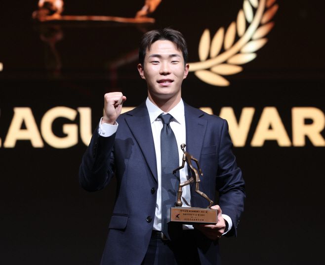 K리그 2025 대상 시상식에서 K리그1 영플레이어상을 수상한 강원FC 이승원/ 연합