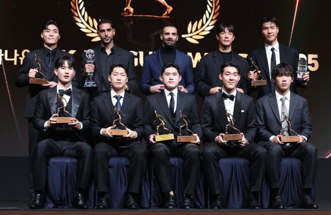 2025 대상 시상식에서 K리그1 베스트일레븐에 선정된 선수들이 기념촬영을 하고 있다./ 연합